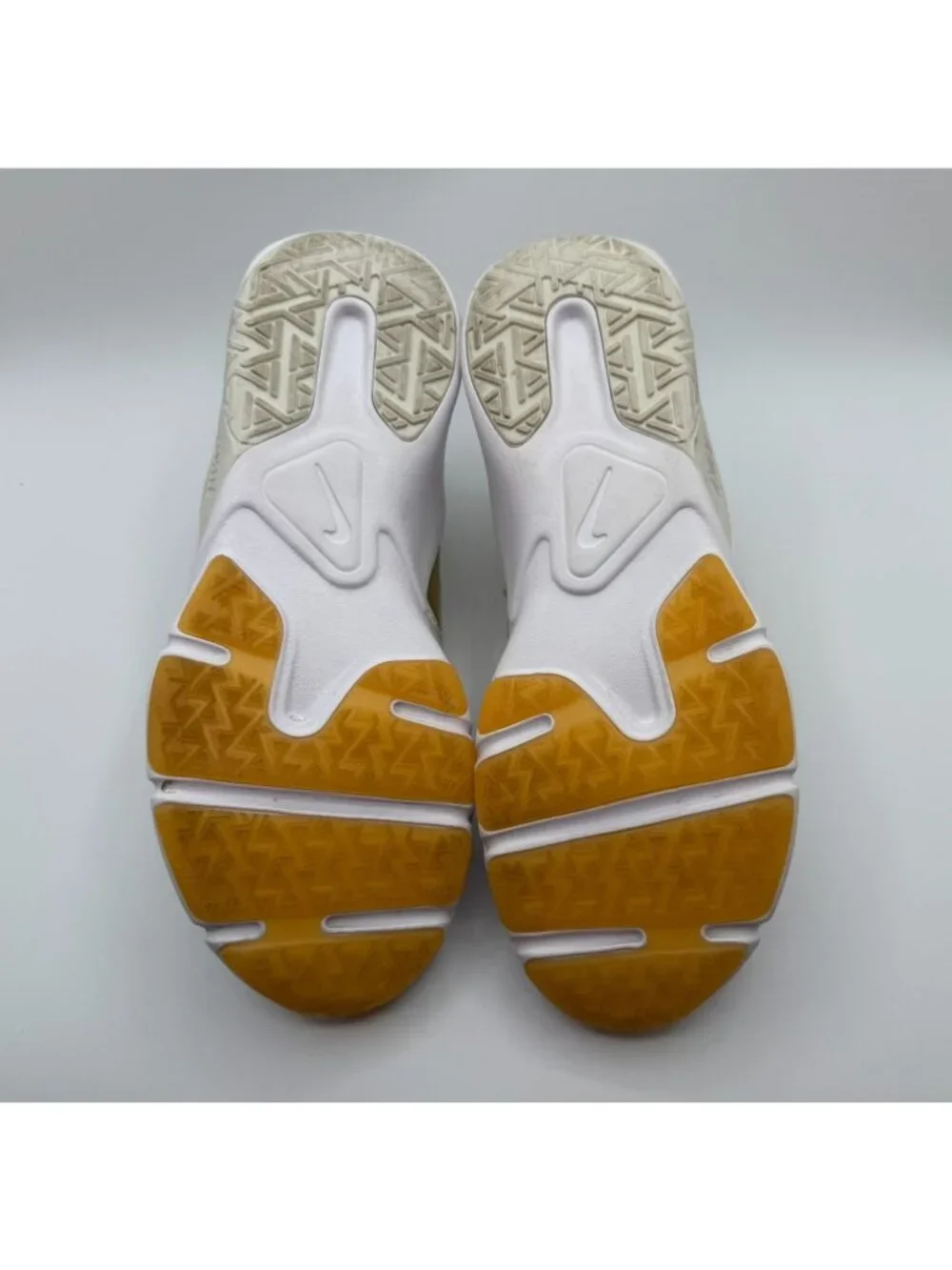Nike Legend Essential 2 Trainers Women Size 7.5 Platinum Tint/Metallic Gold Star